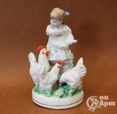 Скульптура "Девочка курами"